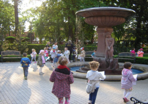 Dzieci wokół fontanny w Ogrodzie Pałacu Poznańskiego.
